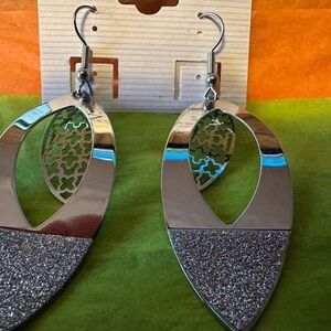 NWT Beautiful‎ Dangling Earrings